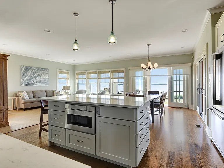 7 Peconic Ave — Photo 4