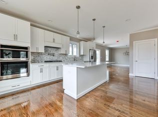 52 Green St, Lynnfield, MA 01940