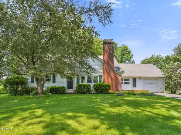 56 Unkamet Park Dr, Pittsfield, MA 01201