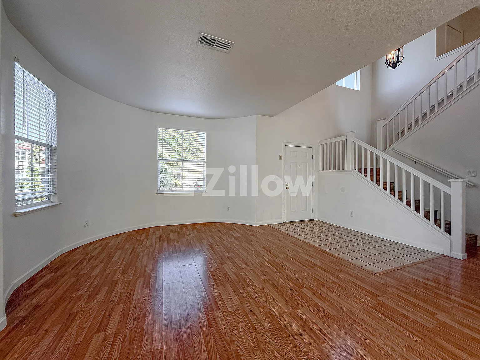 5 bed, 2599 sqft, $3,700 — Photo 2