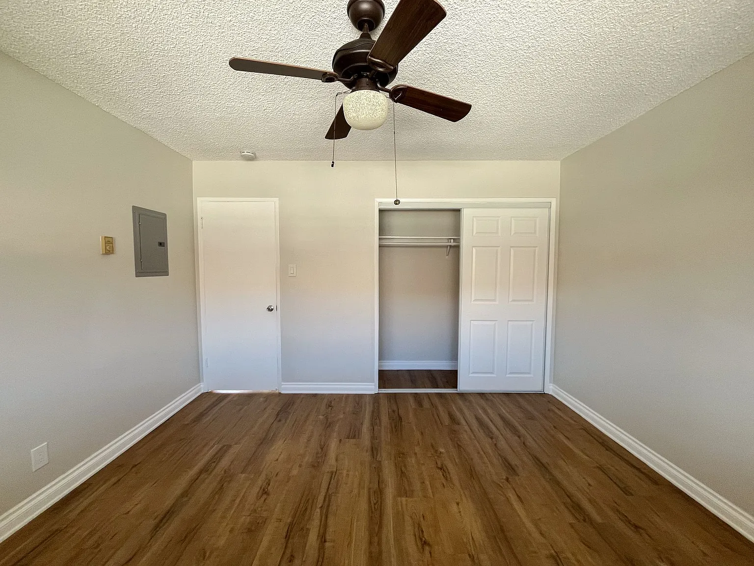 372 Freeman Ave — Photo 2