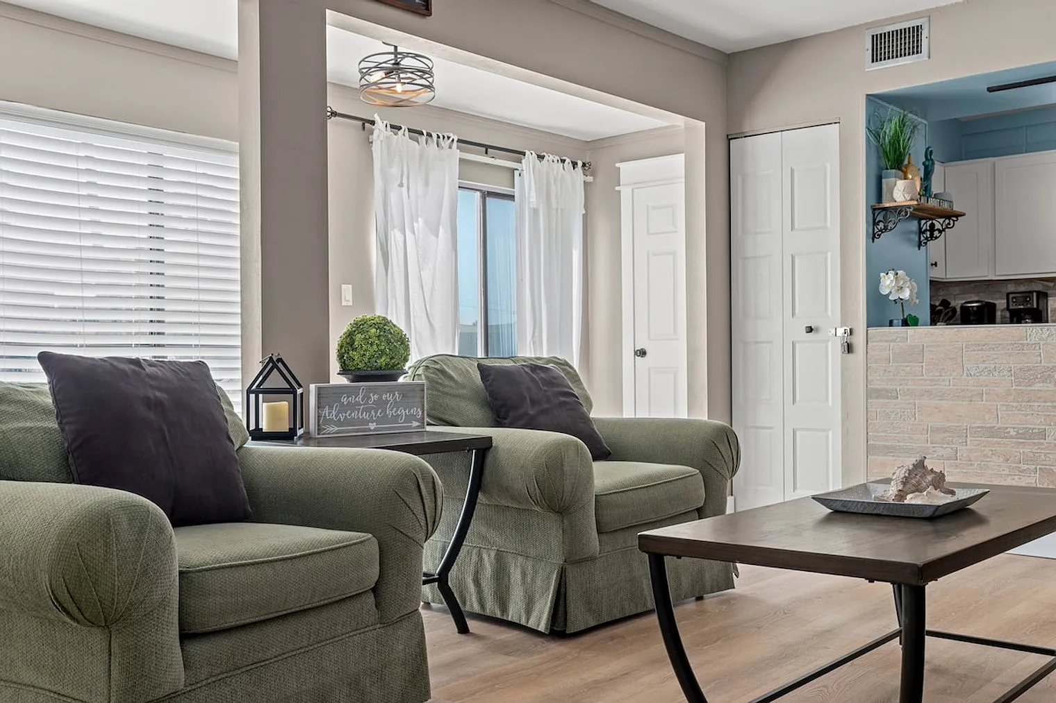 1 bed, 1.0 bath, 731 sqft, $1,753 — Photo 2