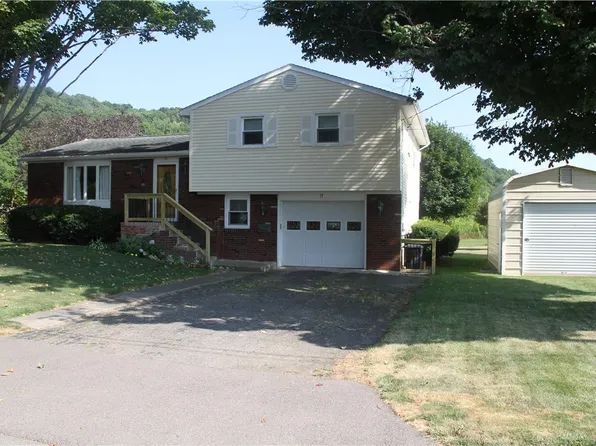 17 Hillview Dr, Bath, NY 14810