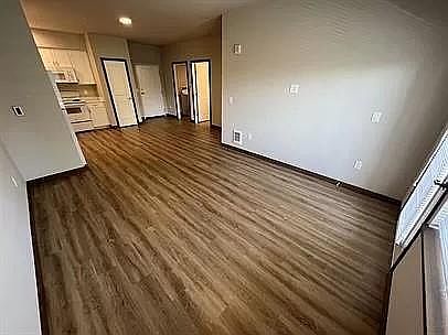4th image of 2401 Lake Dr #405