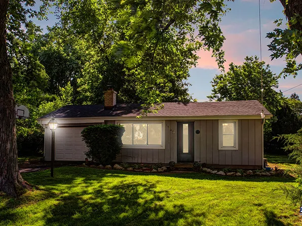 3914 Woodstock St, Wonder Lake, IL 60097
