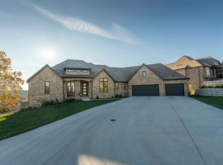 3198 W Bluffview St, Springfield, MO 65810