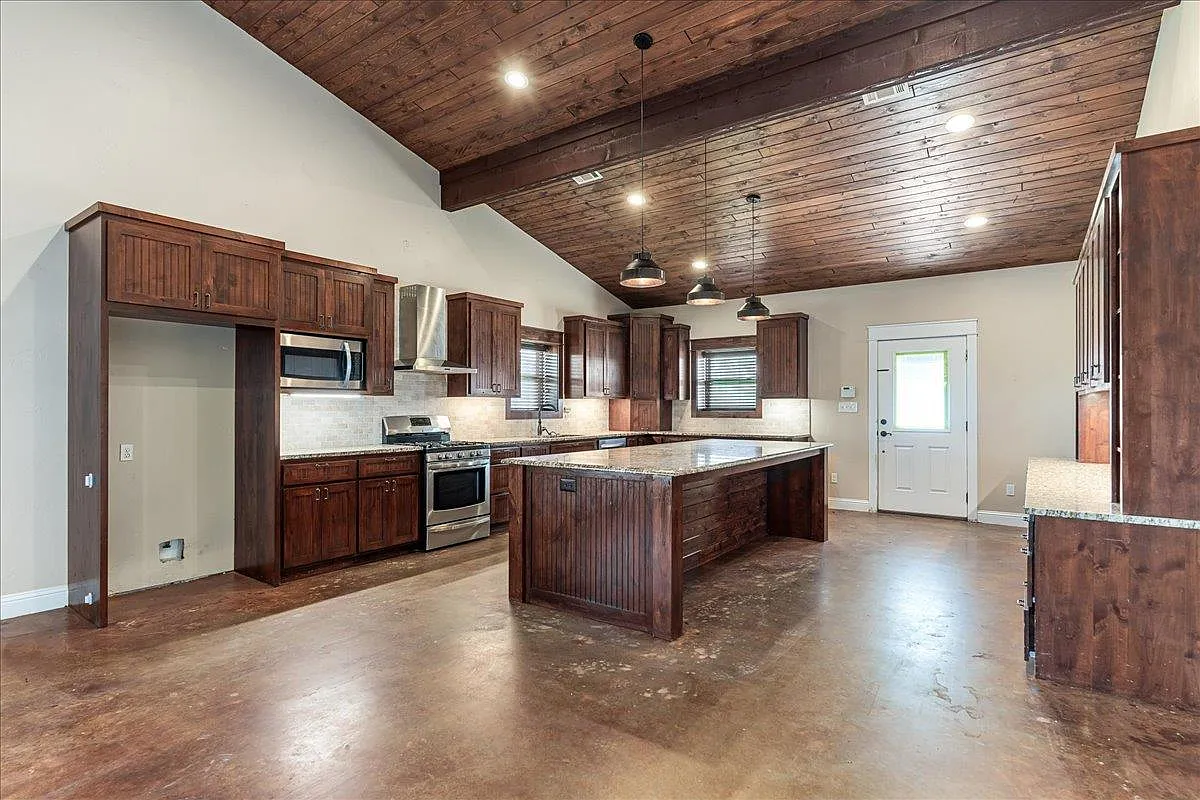 3 bed, 2500 sqft, $3,950 — Photo 4
