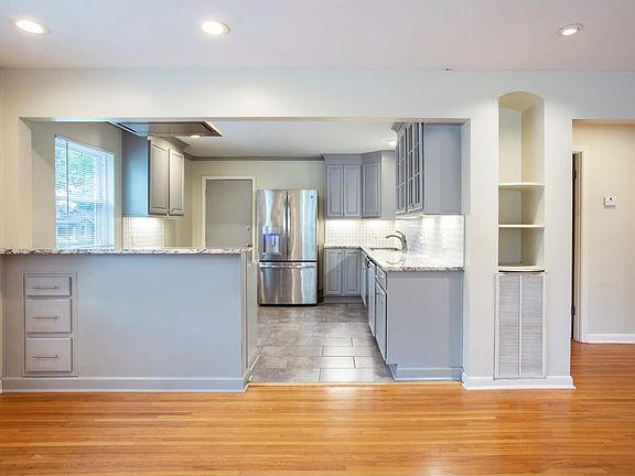 4th image of 300 Rosetta St