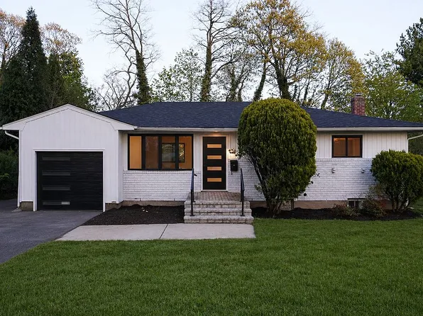 14 Ellen Pl, Kings Park, NY 11754