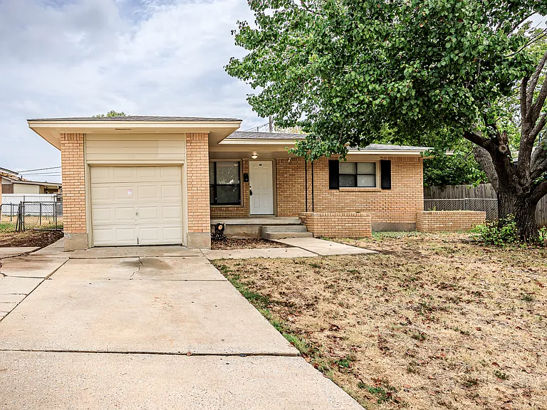 205 NW 40th St — Photo 3