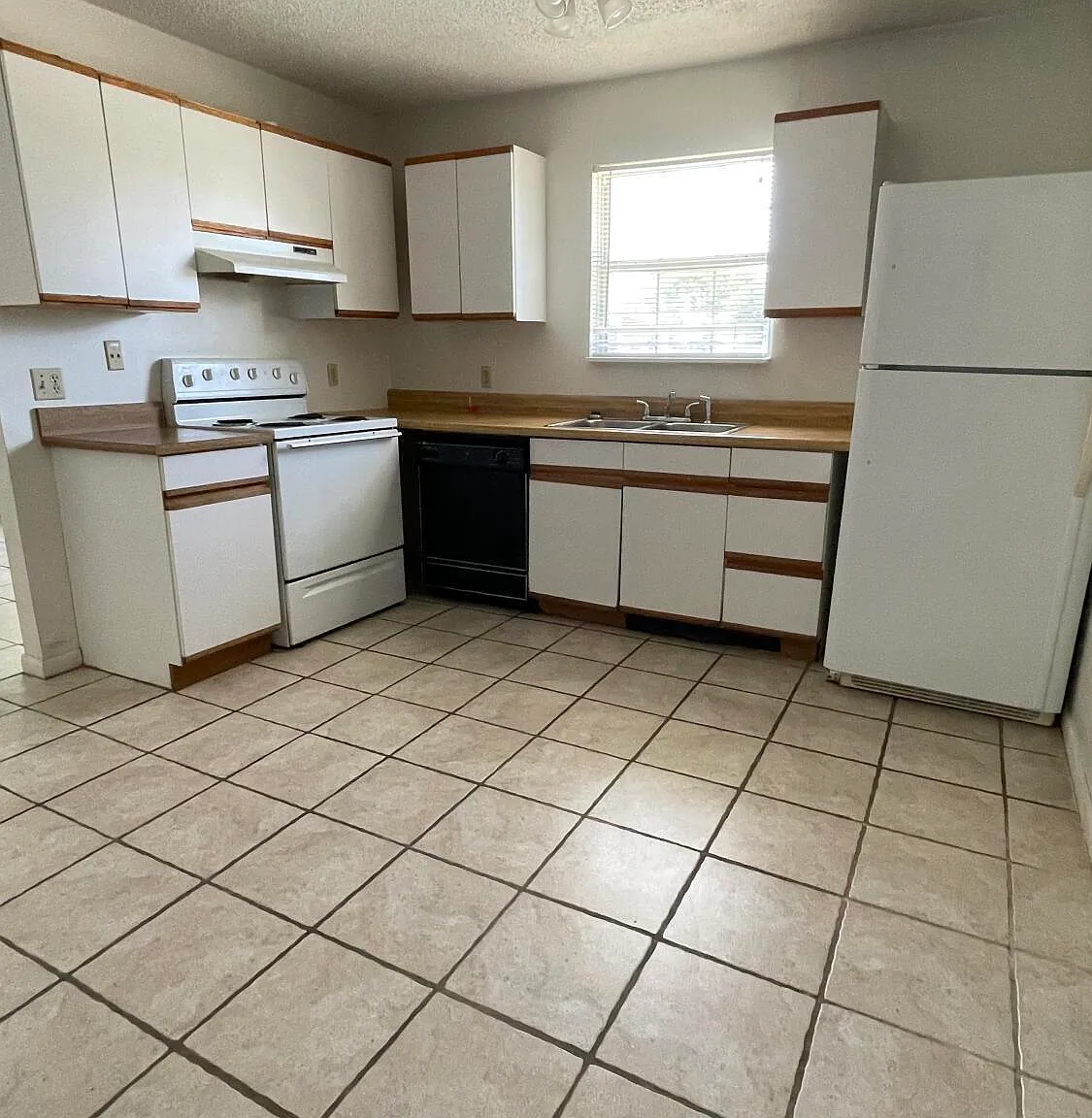 2 bed, 1.0 bath, $1,400 — Photo 4
