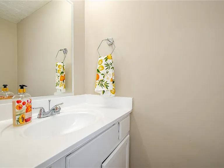 1066 Wedgewood Ln — Photo 13