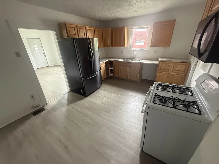10324 Harvard Ave — Photo 5