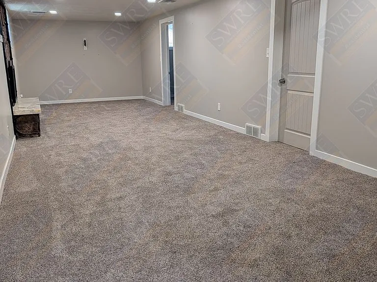 460 Jensen St — Photo 10