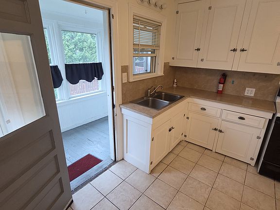 3rd image of 20 Lexington Ave APT 3
