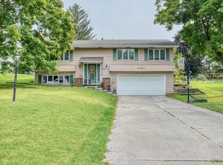 620 Crestview Dr, Corunna, MI 48817