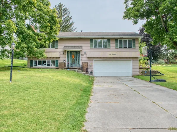 620 Crestview Dr, Corunna, MI 48817