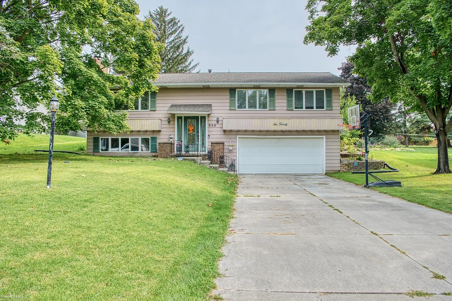 620 Crestview Dr photo 1