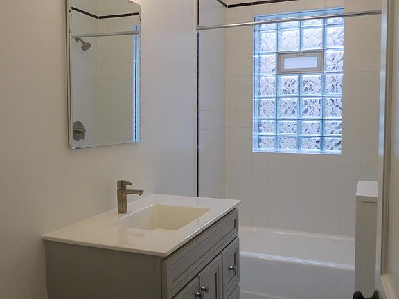 3rd image of 3519 N Pine Grove Ave APT 2N