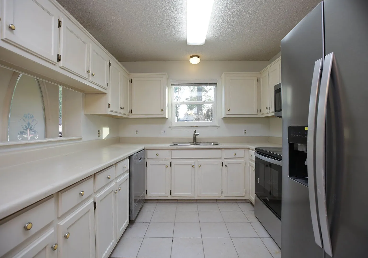 Lovely 2 Bedroom Home — Photo 2