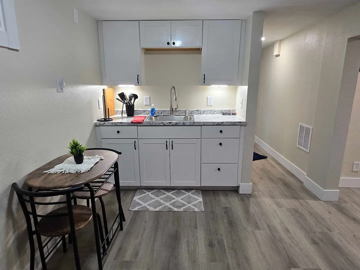 Near Downtown, Cheyenne Regional & F.E. Warren - Private Entry, Utilities Included — Photo 2
