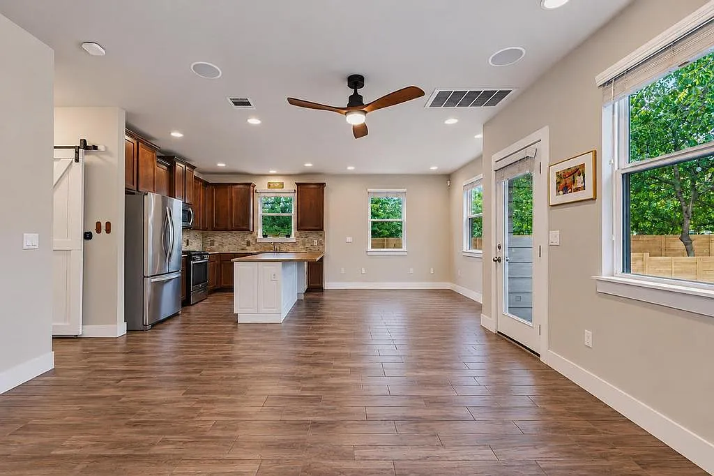 3 bed, 2.5 bath, 1736 sqft, $3,000 — Photo 3
