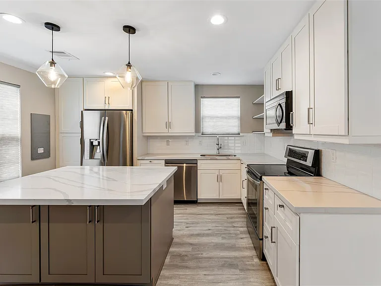 809 E 40th St — Photo 13