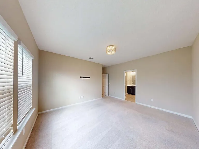 3965 Cloverdale Ct — Photo 10