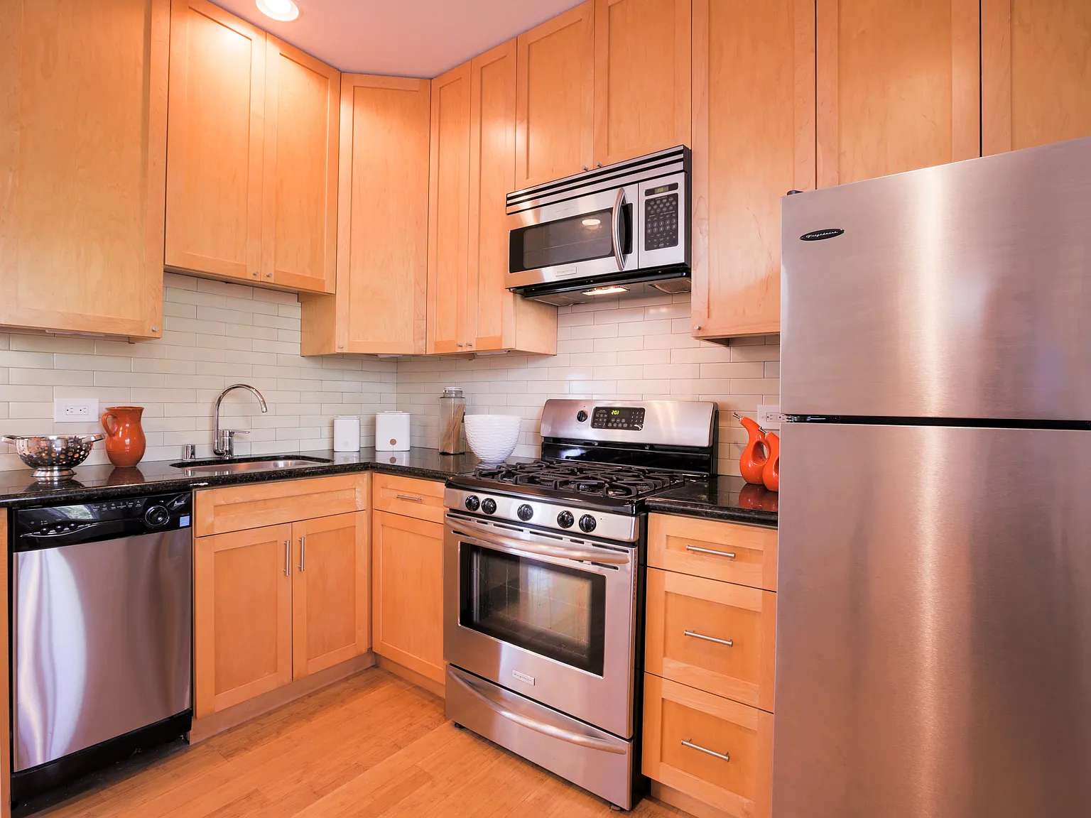 2 bed, 950 sqft, $5,350 — Photo 3