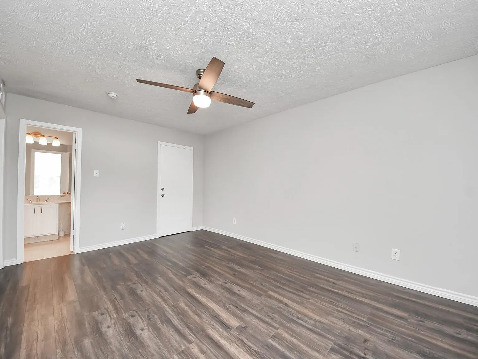 2 bed, 1.5 bath, 948 sqft, $1,900 — Photo 2