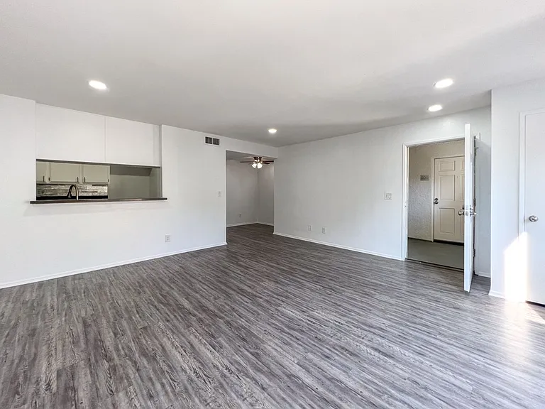 Gorgeous 2 Bed/2 bath apartment in excellent Sherman Oaks area! — Photo 19