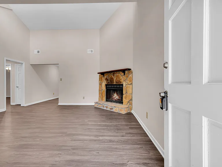 153 Creekwood Dr — Photo 3