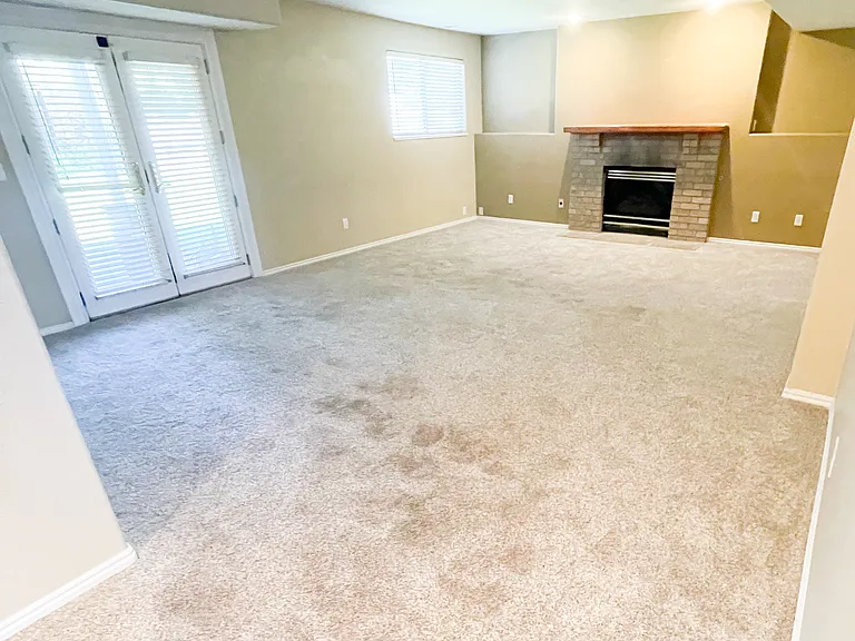 327 E Sandy Land Ln — Photo 8