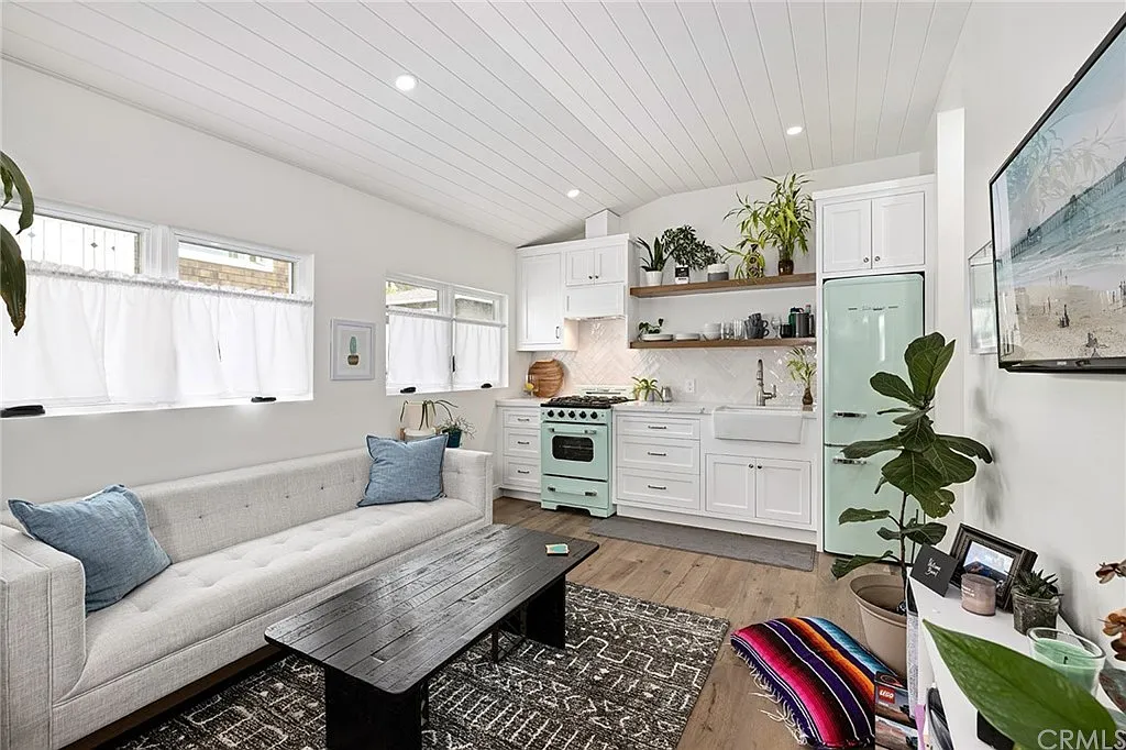 1 bed, 380 sqft, $3,350 — Photo 3