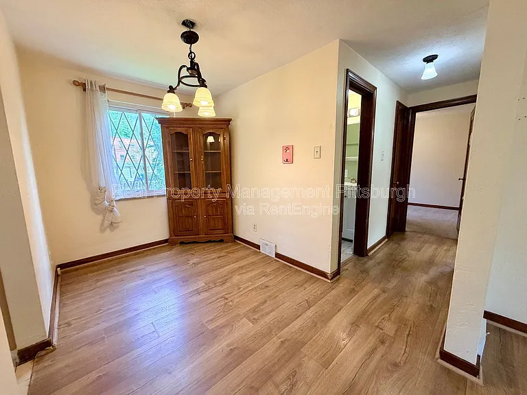 1076 Thornwood Dr — Photo 4