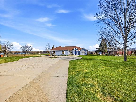 2nd image of 3988 E Euclid Rd