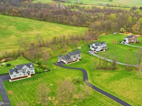 35264 Greyfriar Dr, Round Hill, VA 20141