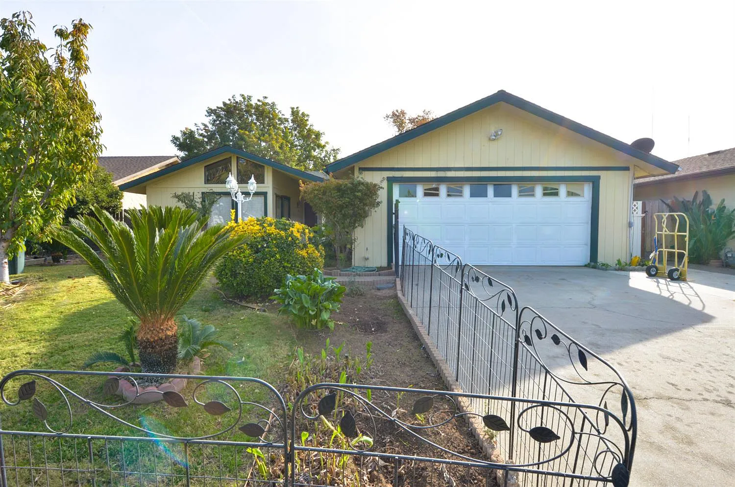 1478 Morris Ave photo 1