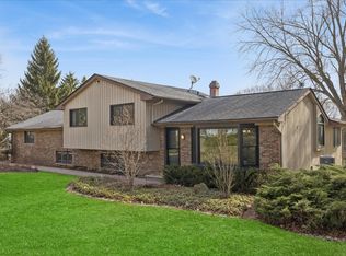 220 N Shannon Dr, Woodstock, IL 60098