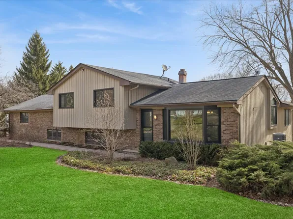 220 N Shannon Dr, Woodstock, IL 60098