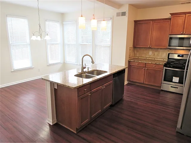 4 bed, 2.5 bath, 2182 sqft, $2,520 — Photo 3