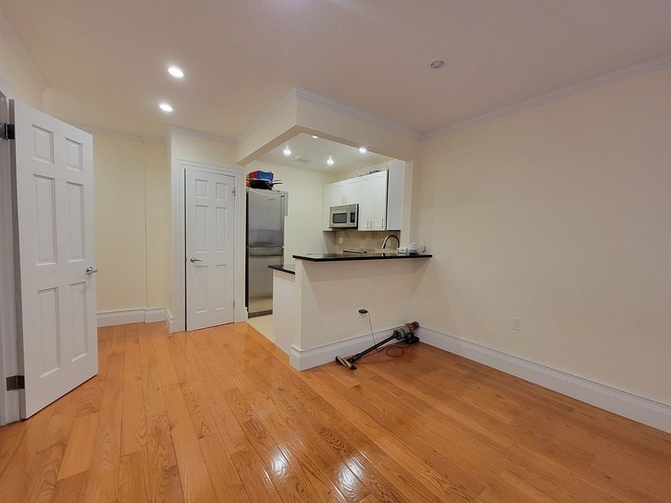 2nd image of 150 W 21st St #1O