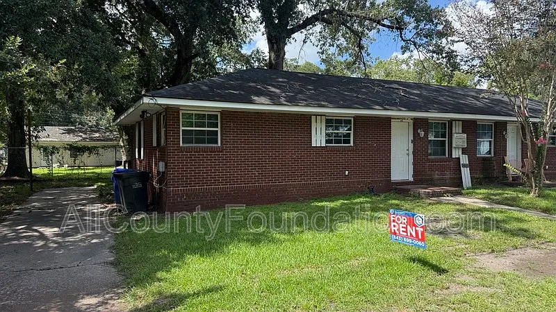 3 bed, 1.0 bath, 936 sqft, $1,895 — Photo 1