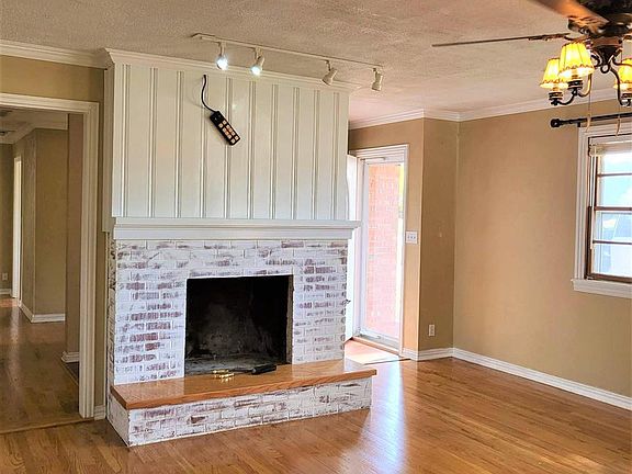 2nd image of 1015 E Grand Ave