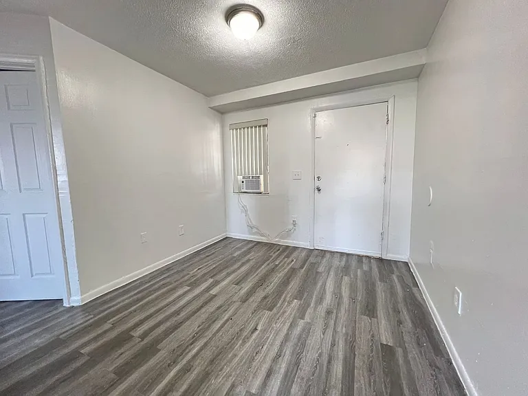 St George Apartments — Photo 31