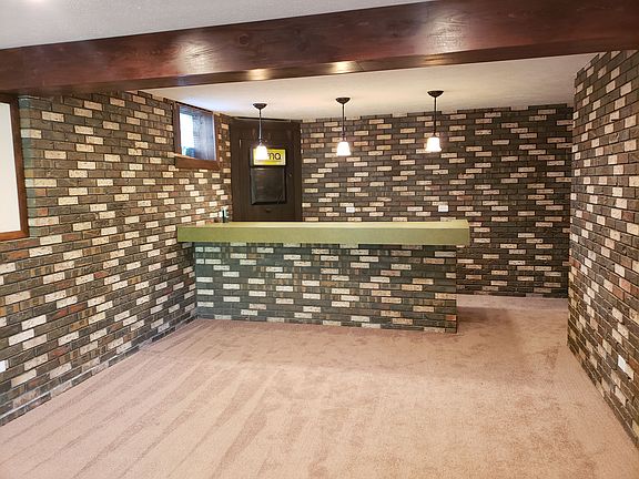 Game room with bar