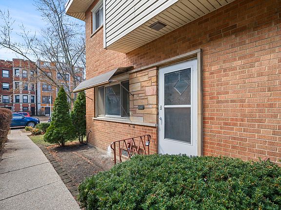 3rd image of 1414 W Sherwin Ave Unit A