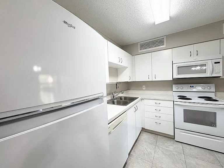 380 Lakepointe Dr #204 — Photo 9