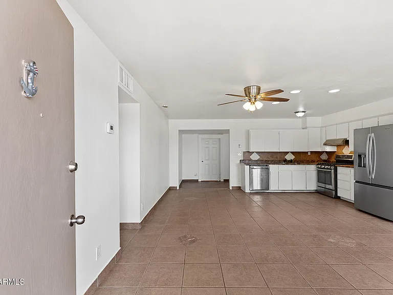 2246 W Sierra St — Photo 8