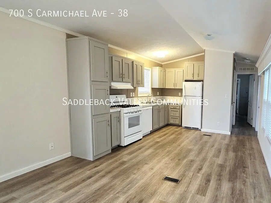 700 S Carmichael Ave — Photo 4